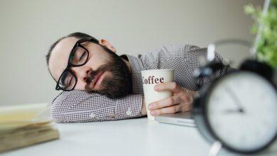 أسباب الشعور بالنعاس بعد شرب القهوة